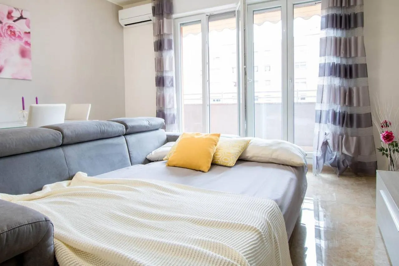 Altido Lovely Apt For 6 Located In Vibrant Gallaratese Milão Apartamento